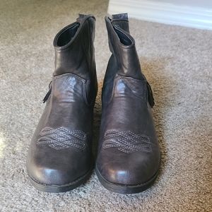 Cute size 8 Ankle Booties
